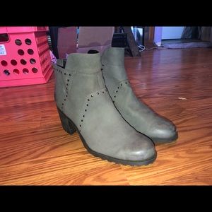 Grey aerosoles booties